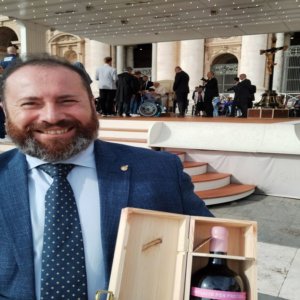Mosaik für Procida: der Wein, der die Kulturhauptstadt von Ischia feiert und Papst Franziskus geschenkt wurde