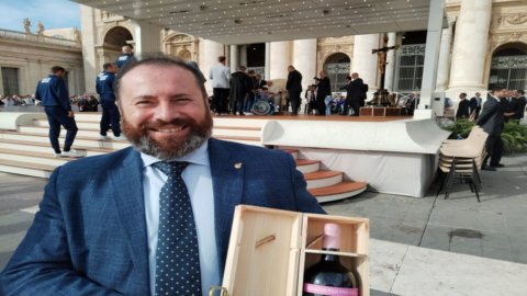 Mosaic for Procida: le vin qui célèbre Ischia capitale de la culture offert au pape François