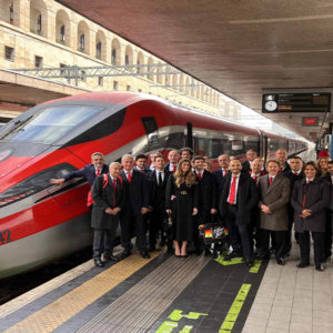 Pecco Bagnaia 与 Frecciarossa 会见总统马塔雷拉