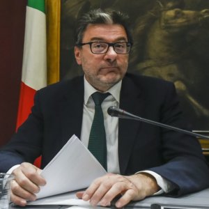 Nadef, Giorgetti: “Guerra in Medio Oriente aggiunge instabilità”, ma glissa sui rilievi di Bankitalia