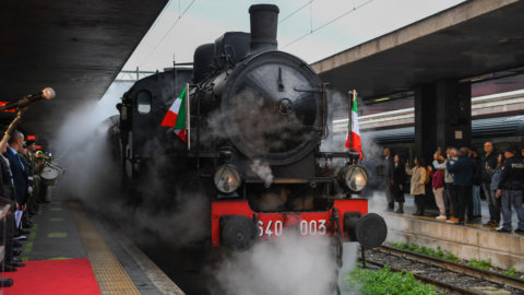 FS: Erinnerungszug zur Feier des 4. November, der unbekannte Soldat beendet die Reise in Rom