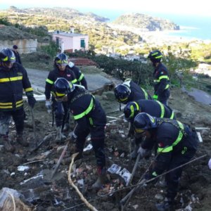 伊斯基亚（Ischia）：在压倒性优势之后，伦齐的“Italia Sicura”再次开始。 地质学家要求制定防止洪水和山体滑坡的计划