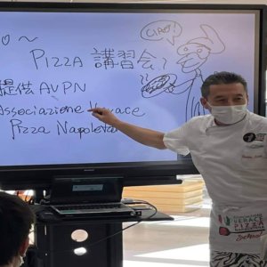 Pizza napolitana: Japón establece un curso universitario y un pizzero sube a la cátedra como profesor