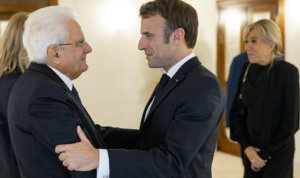 L'abbraccio tra Sergio Mattarella e Emmanuel Macron in una foto d'archivio del Quirinale