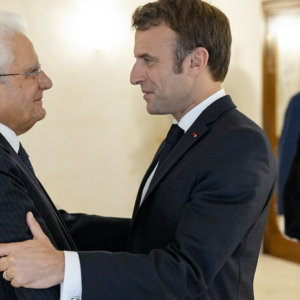 Mattarella a Parigi per la mostra “Naples a Paris”. L’incontro con Macron per rinsaldare l’intesa tra Italia e Francia
