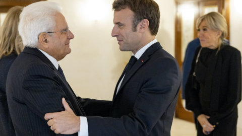 Mattarella in Paris für die Ausstellung „Naples a Paris“. Das Treffen mit Macron soll das Verständnis zwischen Italien und Frankreich stärken