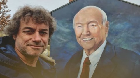 Il murales per Piero Angela: l’omaggio dedicato al giornalista da Urban Lab di Nichelino