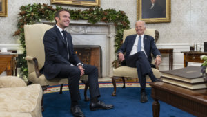 I due presidenti Macron e Biden nella stanza ovale