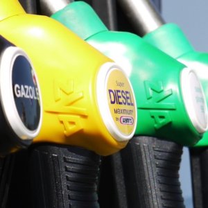 Prezzo benzina e diesel in aumento da oggi: dimezzato lo sconto sulle accise + 12,2 centesimi al litro