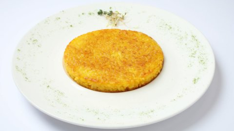 La ricetta del risotto milanese al salto dello chef Claudio Sadler: l’ispirazione stellata dalla cucina di recupero