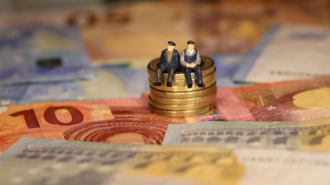 Pensioni aprile 2025, le novità del cedolino Inps: aumenti, trattenute e date di pagamento