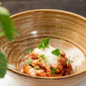 Daur ulang Chef Andrea Pasqualucci yang berbintang: resep babat dengan kulit Parmesan