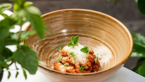 Il riciclo stellato di Chef Andrea Pasqualucci: la ricetta della trippa con le bucce del parmigiano