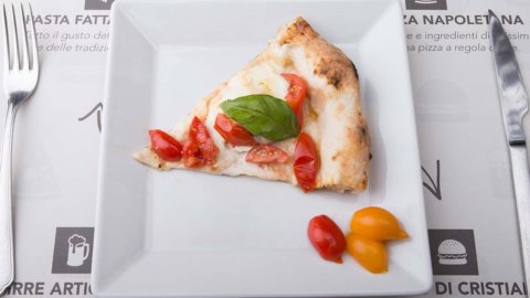 بيتزا: في كازا دي رينالدي في نابولي ، نخلة 2022 لصانعي البيتزا المحترفين في جمعية True Neapolitan Pizza