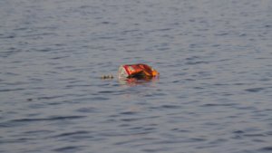 Bottiglia di plastica in mare