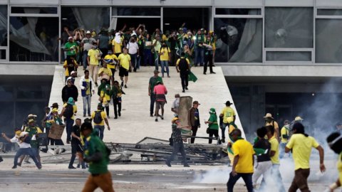 Brasile come Capitol Hill e Bolsonaro come Trump: i suoi fan assaltano il Parlamento contro l’insediamento di Lula