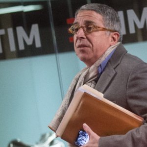 Tim, De Puyfontaine (Vivendi) はトップマネジメントとのベールに包まれた論争の中で辞任しますが、決定は常に全会一致でした