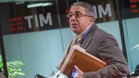 Tim, De Puyfontaine (Vivendi) tritt in verschleierter Kontroverse mit dem Top-Management zurück, aber die Entscheidungen waren immer einstimmig