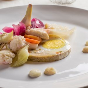 Das Rezept für Hähnchen Galantina von Küchenchef Bib Gourmand Daniele Citeroni: ein Gericht, das an die Herrlichkeit der Renaissance-Mittagessen erinnert