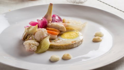 Das Rezept für Hähnchen Galantina von Küchenchef Bib Gourmand Daniele Citeroni: ein Gericht, das an die Herrlichkeit der Renaissance-Mittagessen erinnert