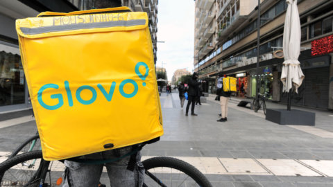 Glovo cambia marcia in Spagna: rider assunti a tempo pieno, ma il titolo Delivery Hero crolla in Borsa