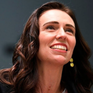 Jacinda Ardern, l’addio dell’icona della liberaldemocrazia e della sinistra globale è un esempio di stile