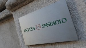 Targa con logo di Intesa Sanpaolo