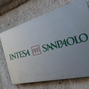 Intesa Sanpaolo valuta piccoli M&A all’estero per rafforzare le attività oltreconfine