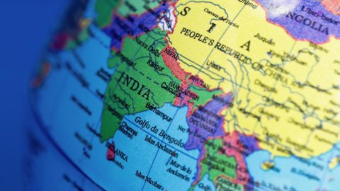 India, rischia di scoppiare la bolla del secolo e l’impero Adani trema: in Borsa 75 miliardi di dollari già in fumo