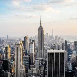 New York, stretta su AirBnb: nuove regole sugli affitti brevi, le piattaforme potrebbero perdere il 70% delle case