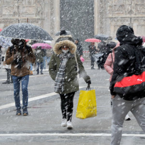 Meteo, arriva l’inverno nel weekend: freddo, neve e vento forte. Roma e Milano vicine allo zero. Quanto durerà?
