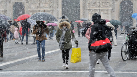 Previsão do tempo, chegou o verdadeiro inverno: temperaturas congelantes e neve até na cidade. Quanto tempo vai durar o frio?