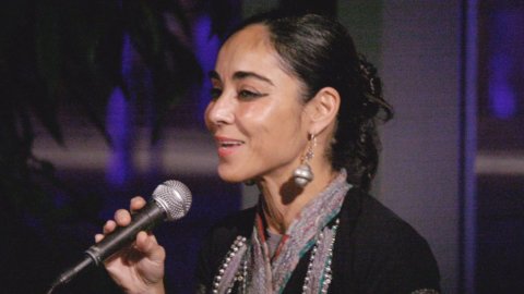 Donne iraniane: il velo dipinto di Shirin Neshat, artista che vive in esilio a New York, è il loro vessillo
