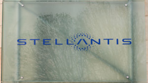 Targa con il logo Stellantis
