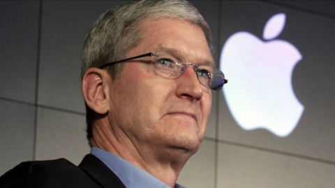 Apple, il ceo Tim Cook si taglia lo stipendio del 40%: nel 2023 guadagnerà “solo” 49 milioni