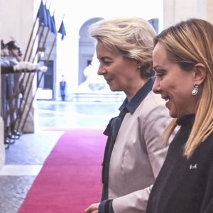 Giorgia Meloni 和 Ursula von der Leyen 在艾米利亚了解洪水后的情况。抗灾政策争议