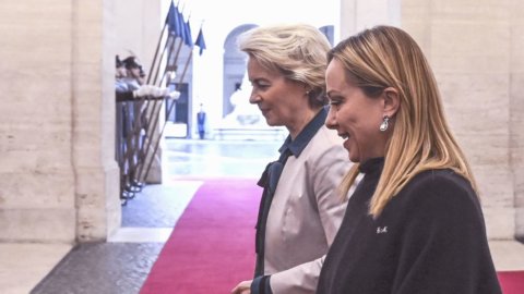 Giorgia Meloni und Ursula von der Leyen in der Emilia für die Situation nach der Flut. Kontroverse um die Anti-Katastrophen-Politik