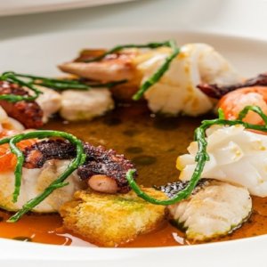 La sopa de pescado agridulce de Andrea Pasqualucci: una elegante e insólita explosión de sabores del corazón del mar