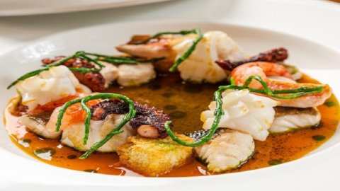 Andrea Pasqualucci's sweet and sour fish soup: an elegant and unusual explosion of flavors from the heart of the sea