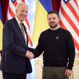 Biden a Kiev: “Putin pensava che l’Ucraina fosse debole, si sbagliava”. Zelensky: “La Russia non vincerà mai”