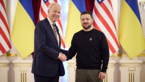 Biden em Kiev: "Putin pensou que a Ucrânia era fraca, ele estava errado". Zelensky: 'A Rússia nunca vencerá'