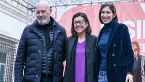 Stefano Bonaccini, Elly Schlein e Paola De Micheli ad una manifestazione del PD