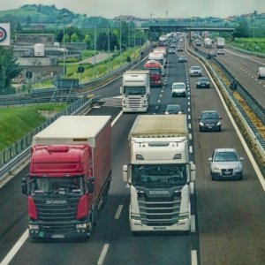 Bonus permis de conducere 2023 sub 35 de ani: cererile pentru voucherul de transport rutier de marfa incep din 13 februarie. Iată cum funcționează