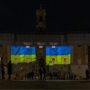 Capitol dan Colosseum diterangi dengan warna kuning dan biru oleh Acea untuk mendukung Ukraina