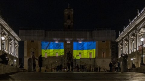 Campidoglio e Colosseo illuminati in giallo e blu da Acea a sostegno dell’Ucraina