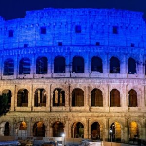 Acea con Roma Capitale illumina il Colosseo in giallo e blu a sostegno dell’Ucraina