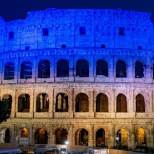 Acea com Roma Capitale ilumina o Coliseu em amarelo e azul em apoio à Ucrânia