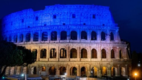 Acea dengan Roma Capitale menerangi Colosseum dengan warna kuning dan biru untuk mendukung Ukraina
