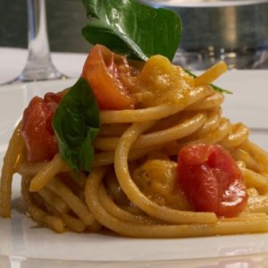 Gli spaghettoni ai tre pomodori: raffinata semplicità nella ricetta dello chef Piccolo al Flora restaurant di Via Veneto
