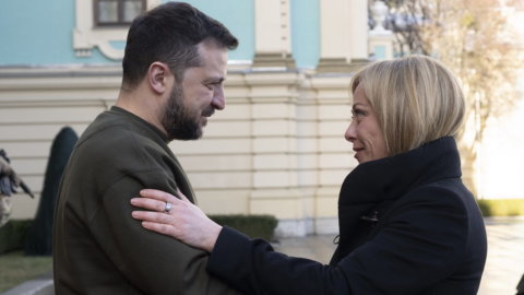 Meloni incontra Zelensky a Kiev: “L’Italia è con l’Ucraina e non tentennerà”. Sulle armi: “Per ora no invio jet”